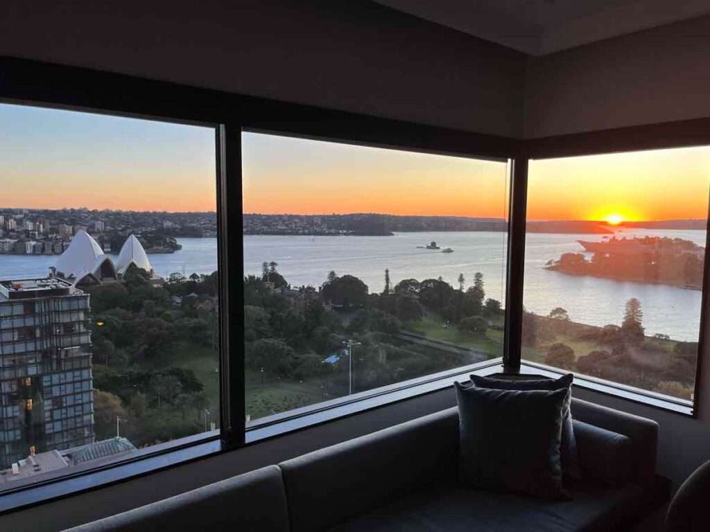 角部屋の客室から見た朝日と海の景色