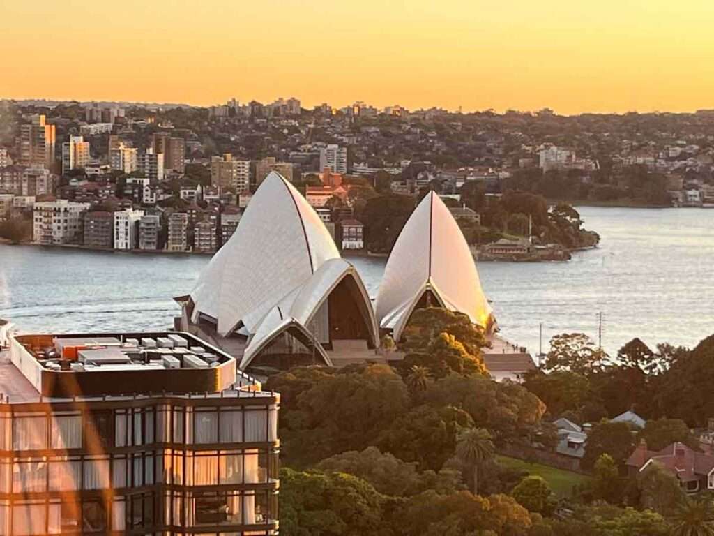 シドニーの朝焼けに光る白いオペラハウス