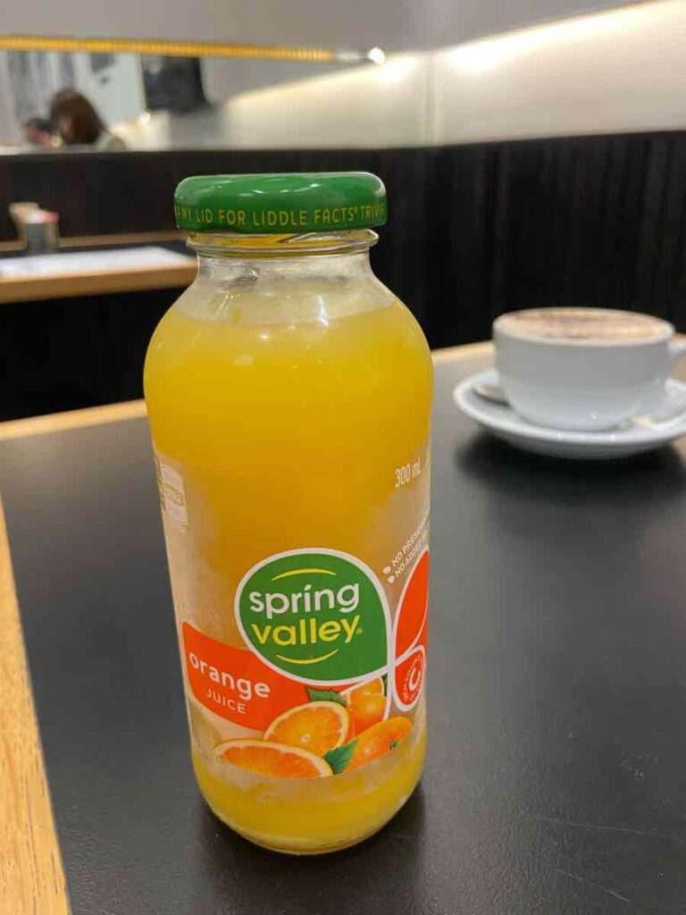 100パーセントの瓶入りオレンジジュース