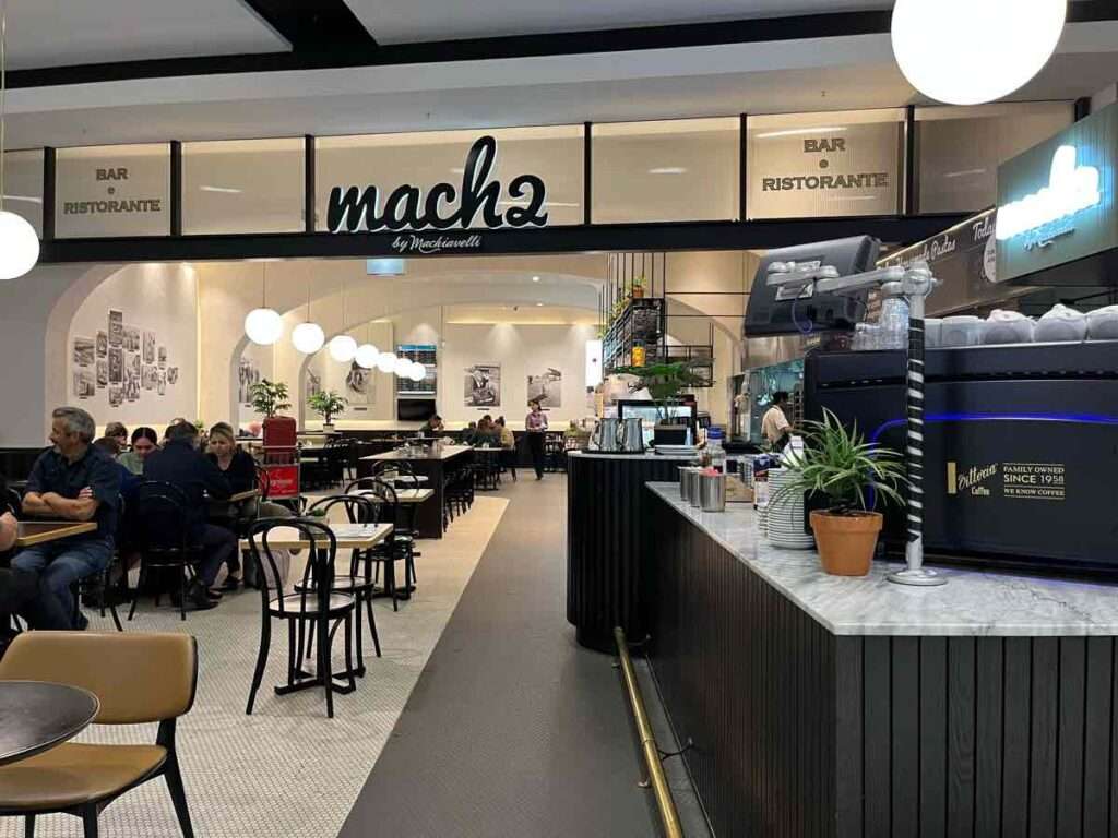 シドニー空港内の保安検査場手前にある明るいオープンカフェ「Mach2」