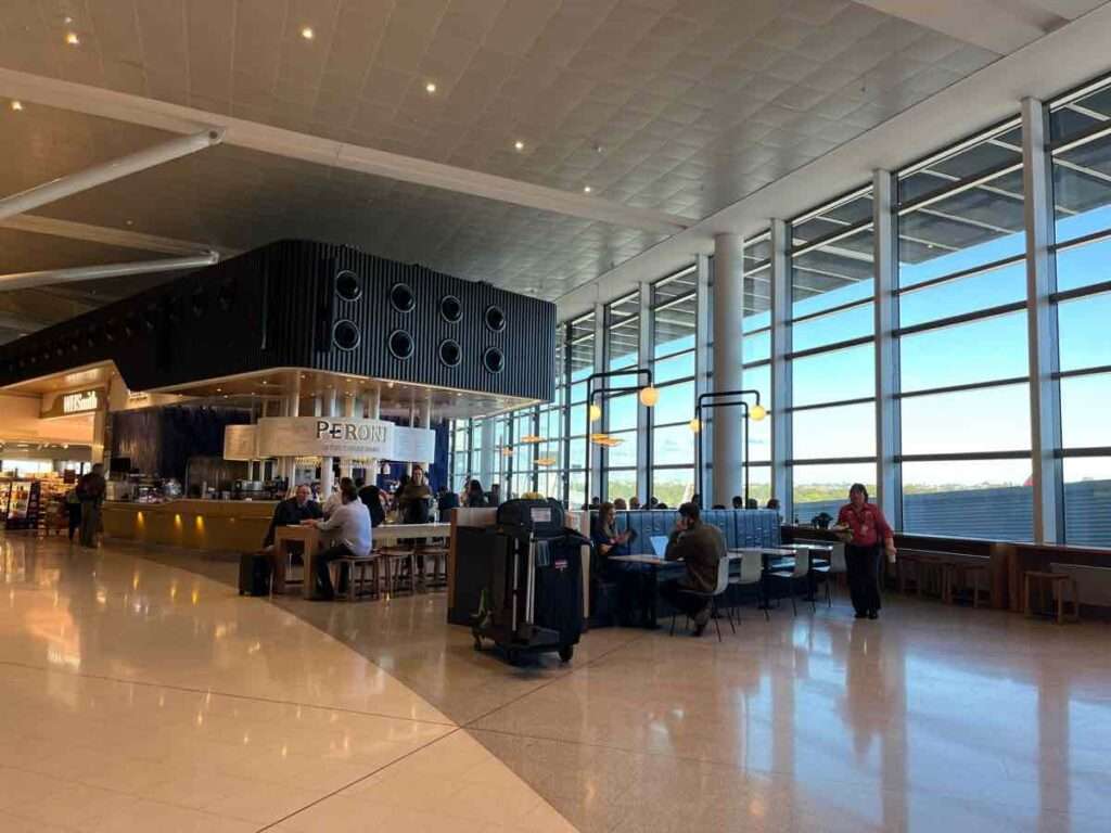 シドニー空港内にあるオープンカフェ「ペリオニ」