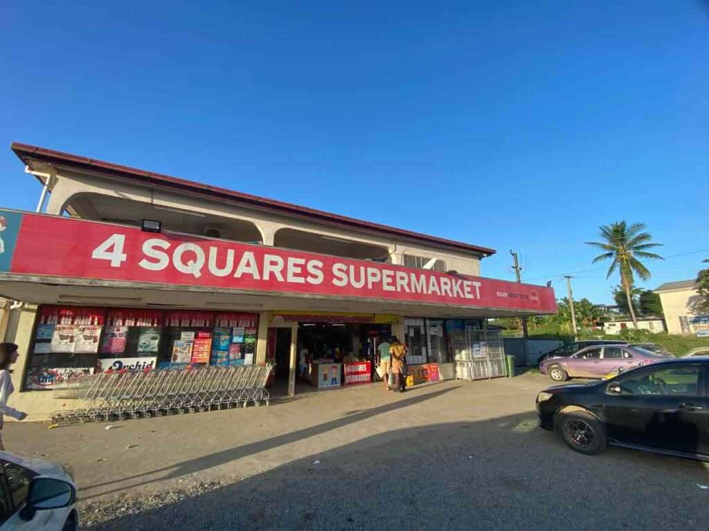 4スクエアスーパーマーケットという地元のスーパー外観