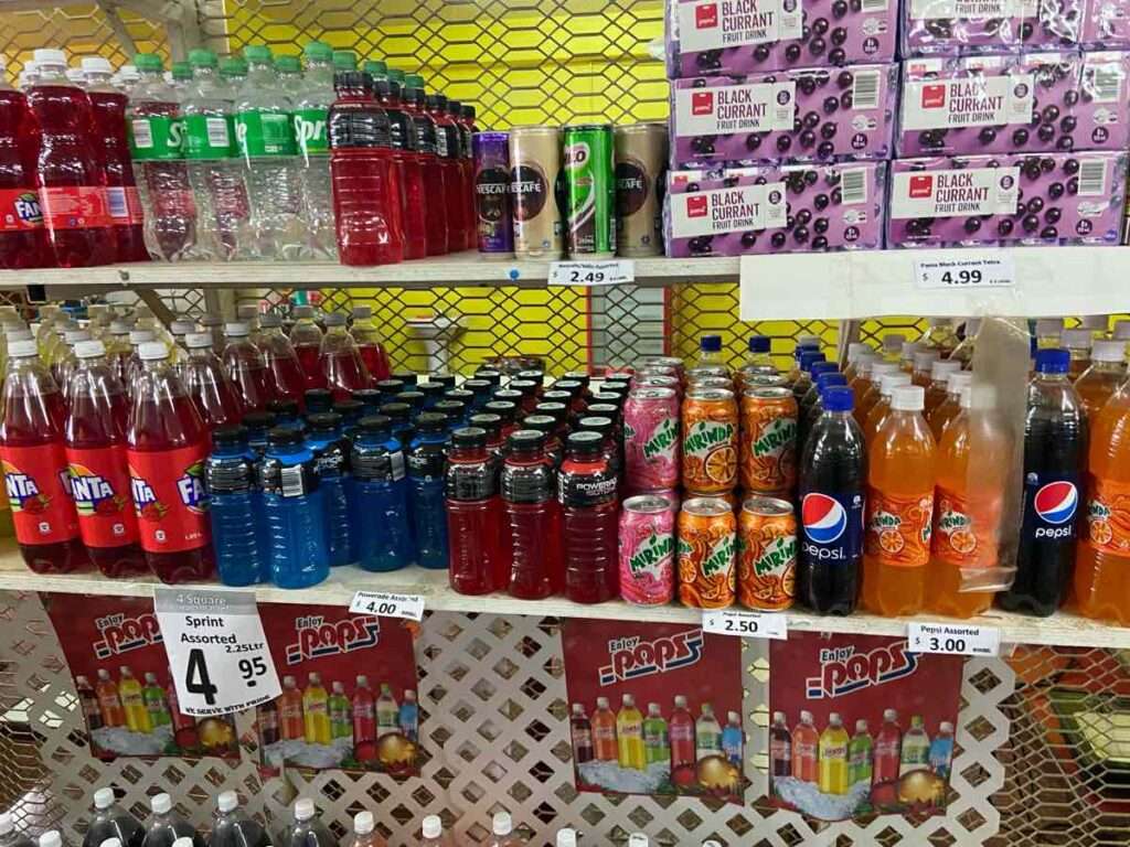 地元のスーパーマーケットの棚にならんだ缶ジュースやペットボトル