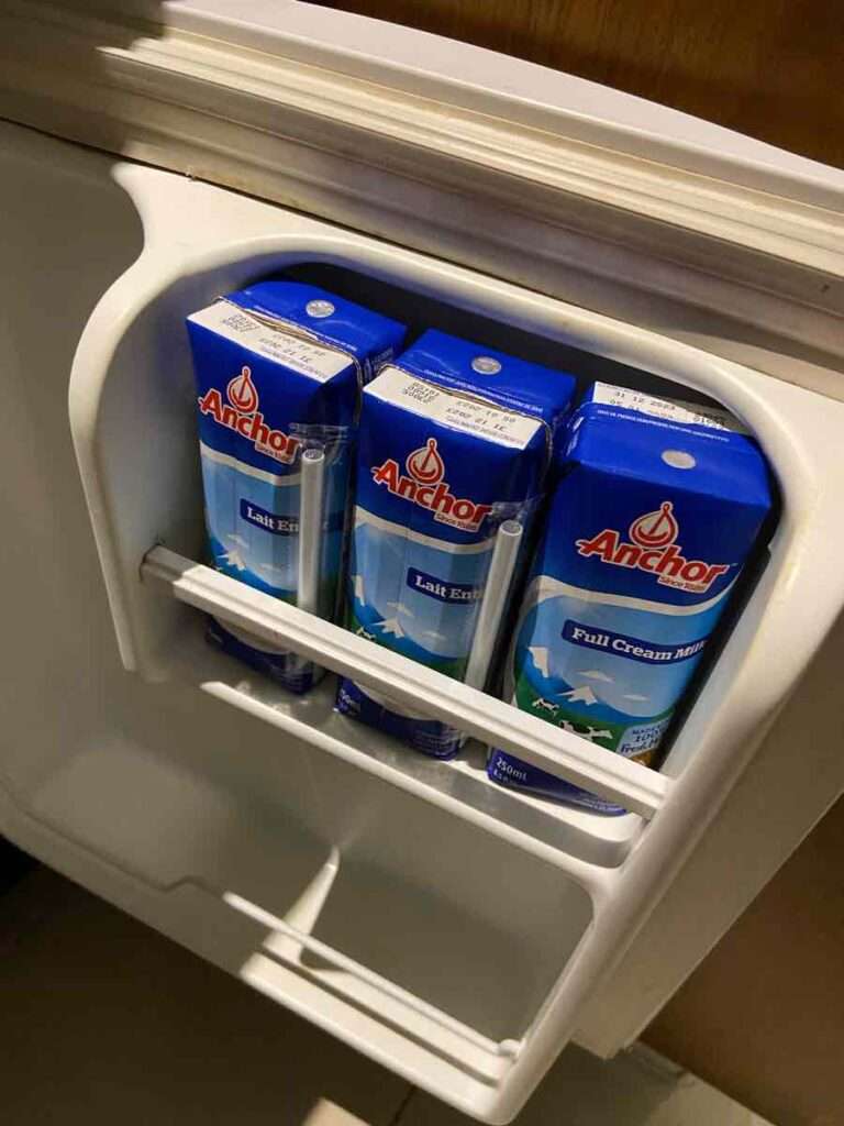 冷蔵庫の中に並んでいる牛乳