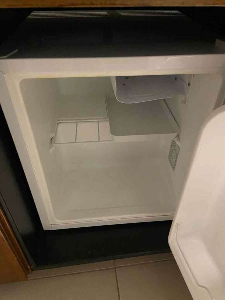 ホテルの部屋の中にある冷蔵庫