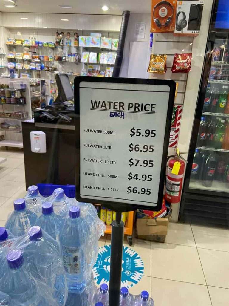 ホテル内の水ボトルの値段