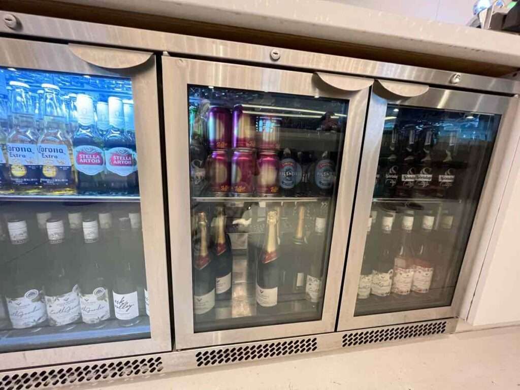 コロナビールやワインが並んだ冷蔵庫