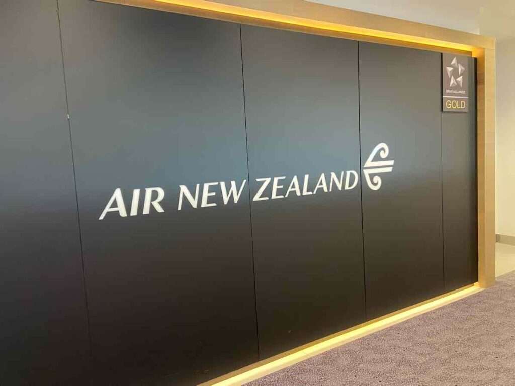 ニュージーランド航空のロゴが入ったラウンジ前の大きな壁