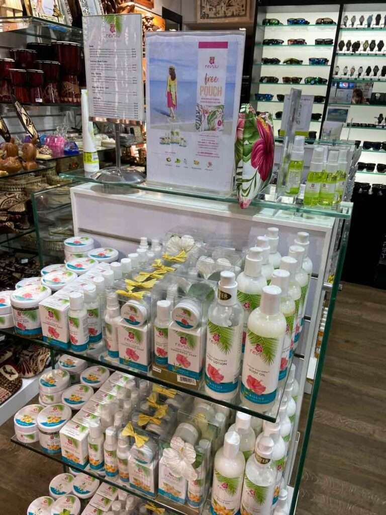 ピュアフィジーの姉妹ブランドであるRENIUの基礎化粧品が並んだ店の棚