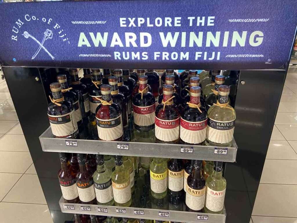 空港の免税店にフィジアンラムの瓶が並んでいる
