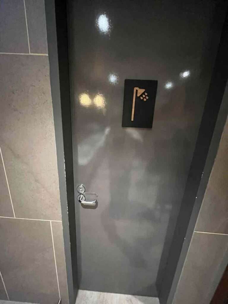 シャワールームの扉