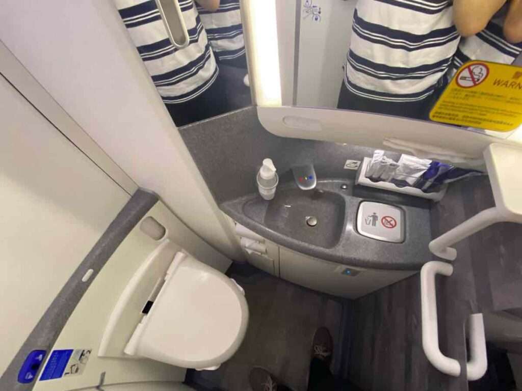 飛行機内のトイレの中