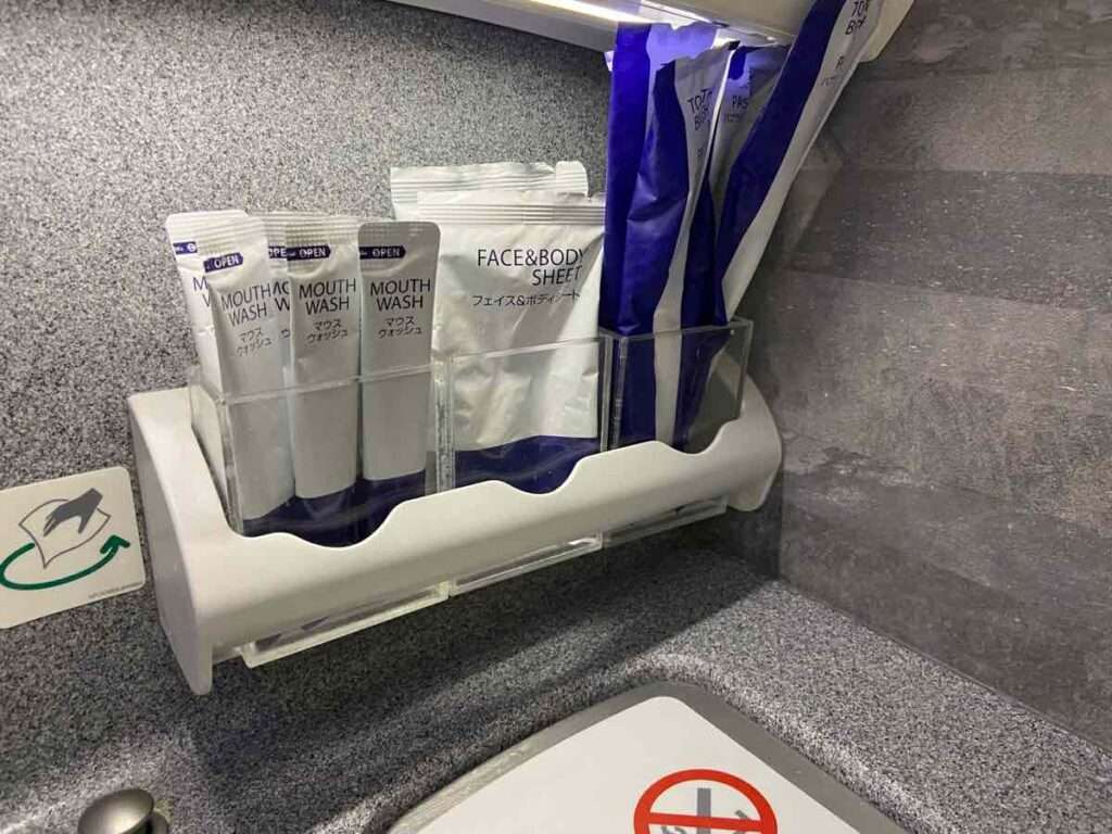 トイレに備え付けられているマウスウォッシュとフェイス＆ボディシート、使い捨て歯ブラシ