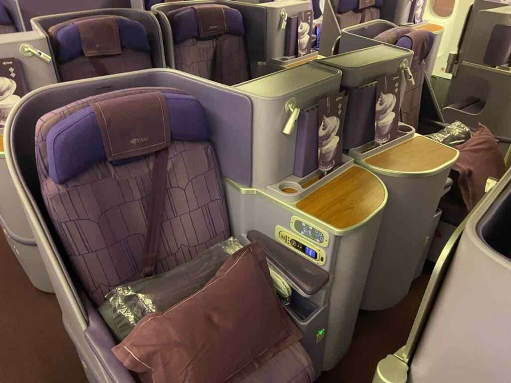 タイ航空の中央席のならんでいるビジネスクラスシート