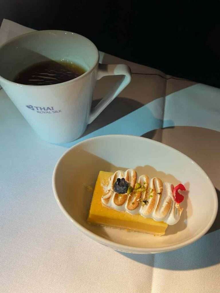 機内食のデザート、レモンメレンゲパイ