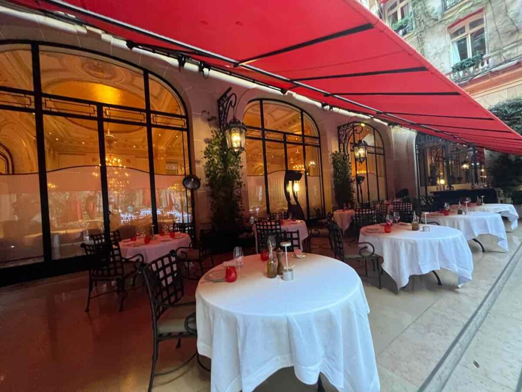 レストラン(La Cour Jardin)の赤いテントの上品なテラス席