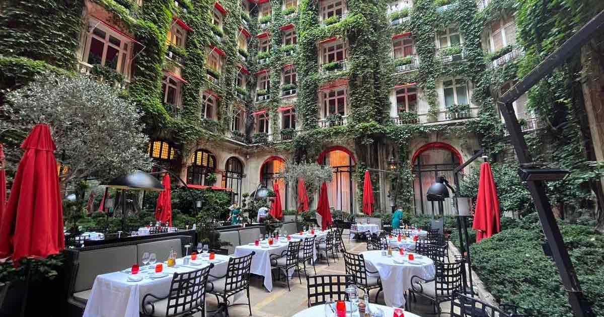 Hôtel Plaza Athénéeの緑いっぱいの美しい中庭