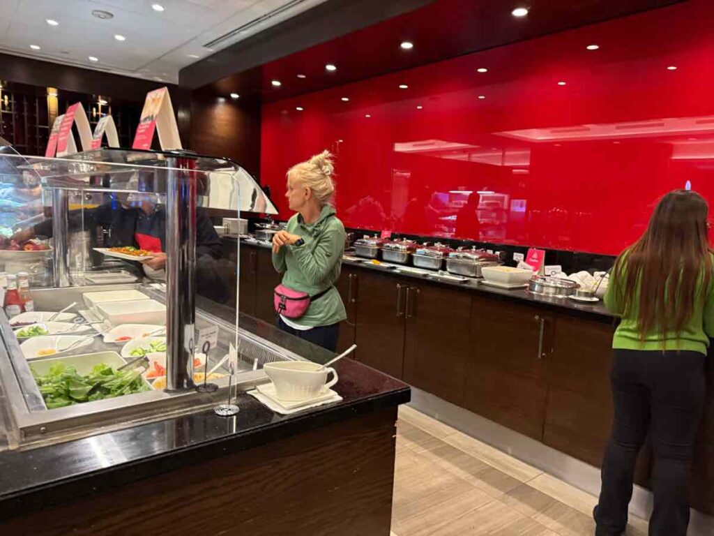 ドバイ空港内マルハバラウンジのブッフェカウンター