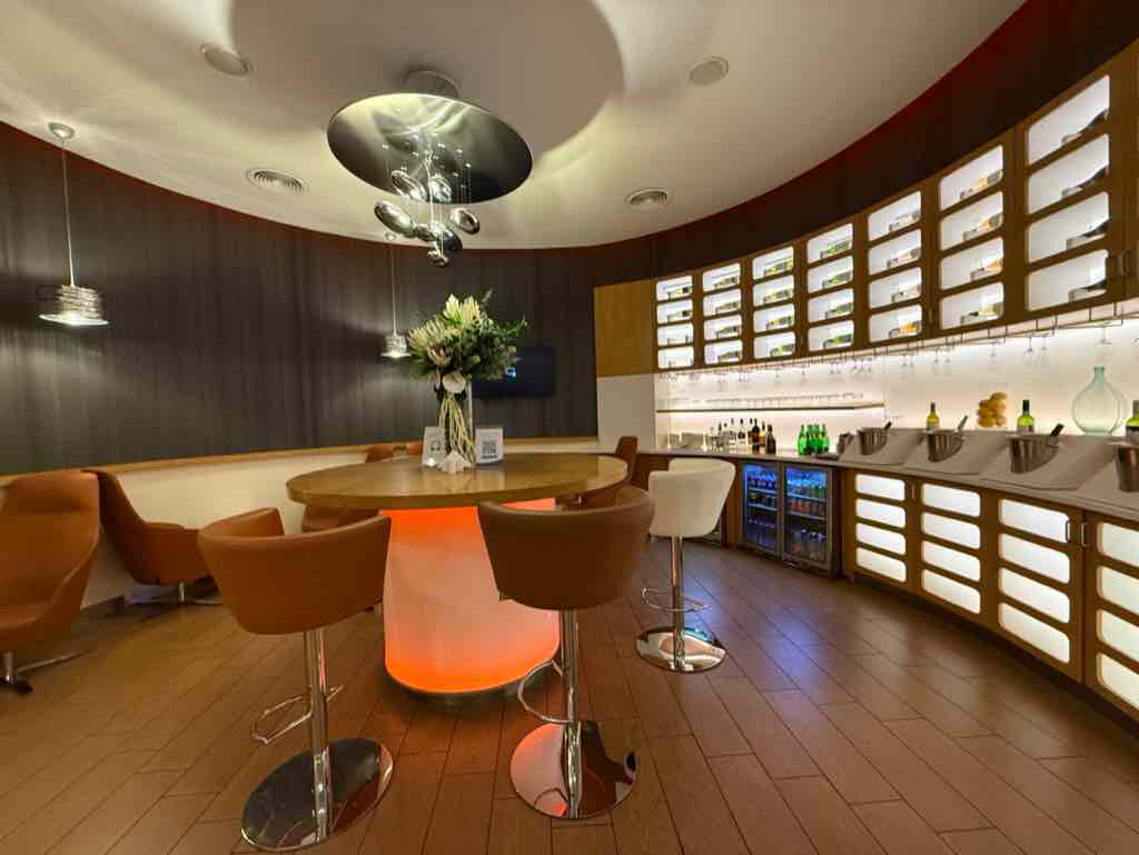 美しいウイスキーやワインの並ぶラウンジ内