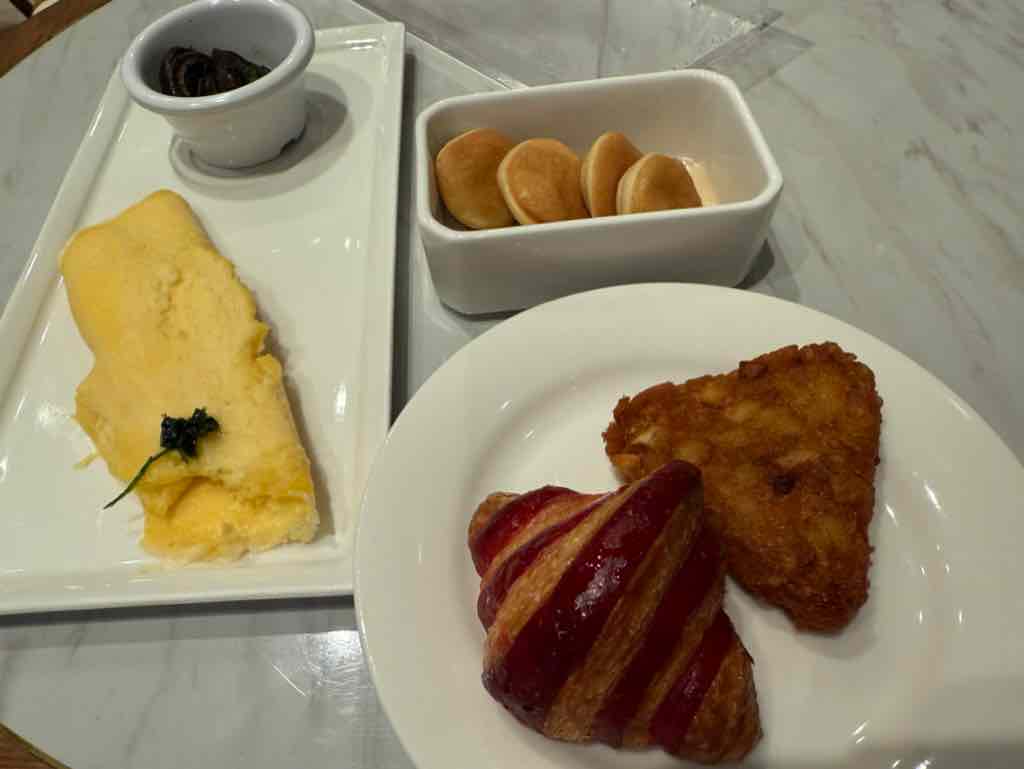 焼きたてのふわふわオムレツとパンケーキ、クロワッサンとハッシュポテト