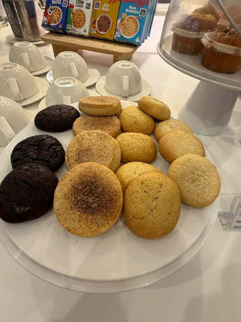 こんがり焼かれたチョコクッキーとプレーンのクッキーがカウンターの上にならんでいる