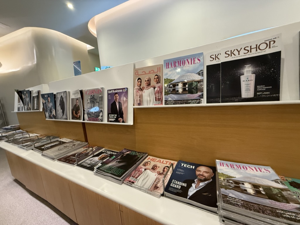 スカイチームラウンジ内に沢山ののおしゃれな洋書がならんでいる