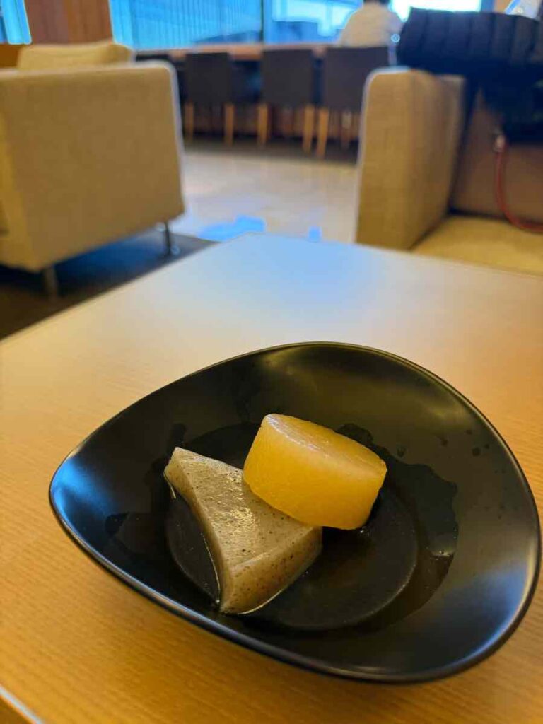 大根とこんにゃくの入ったお皿