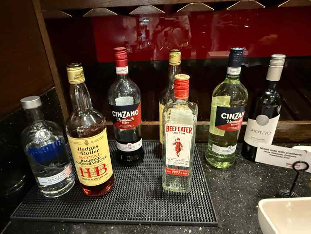 ウィスキーやチンザノ、ジンなどお酒のボトルが並んでいる