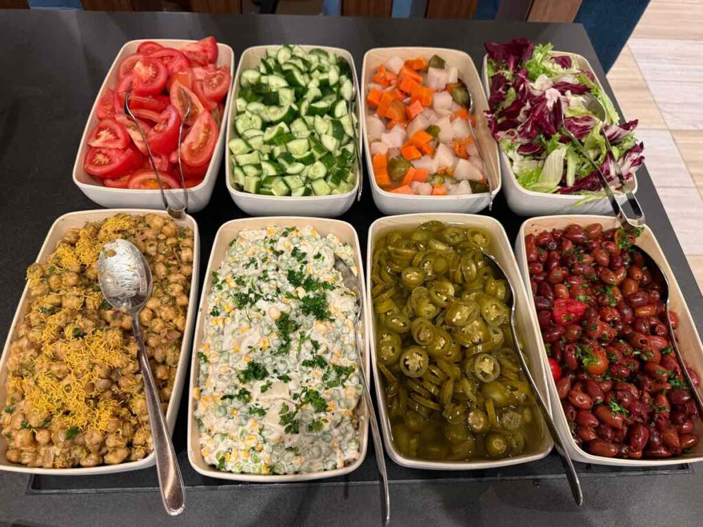 色とりどりのサラダと前菜