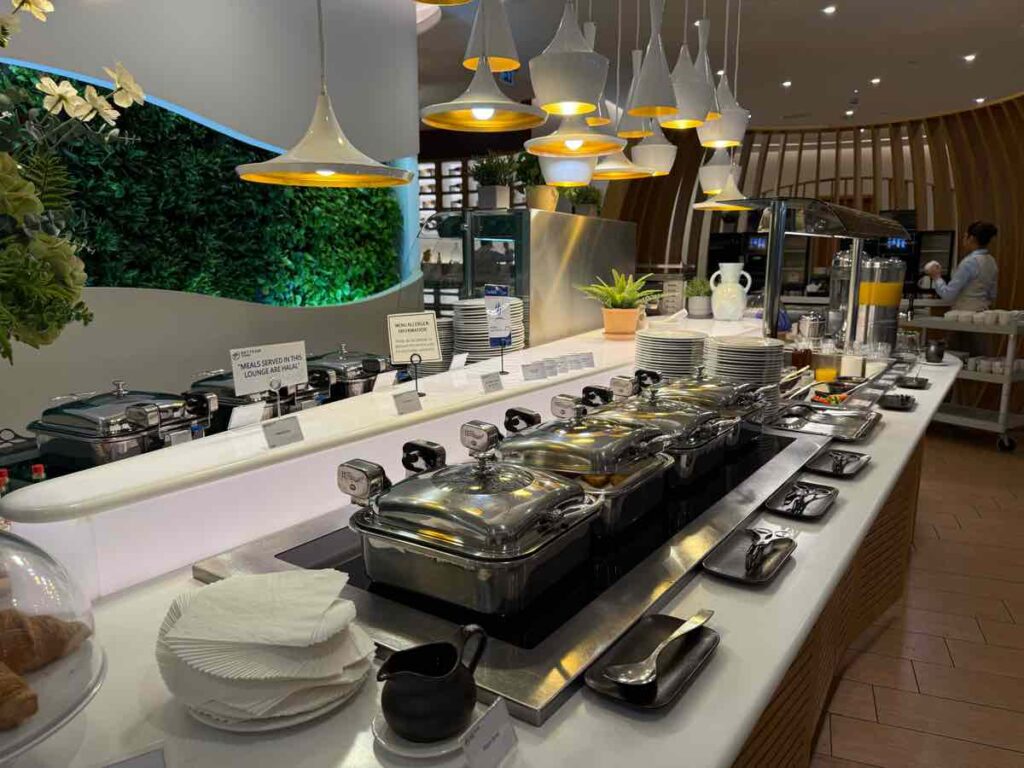 スカイチームラウンジ内のホットミールのブッフェカウンター