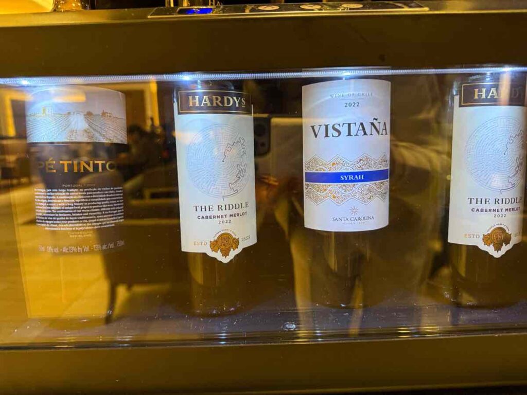 グラス売りされている有料ワインの自動販売機