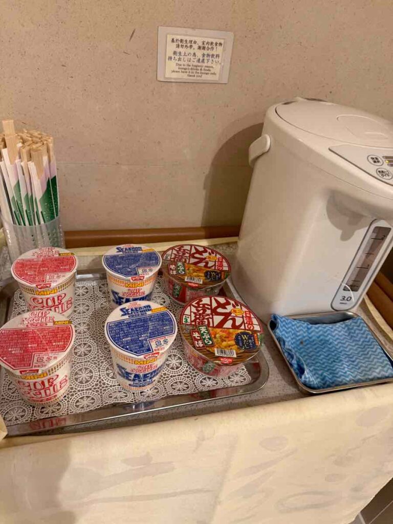 どんべえやカップヌードルとお湯のポット