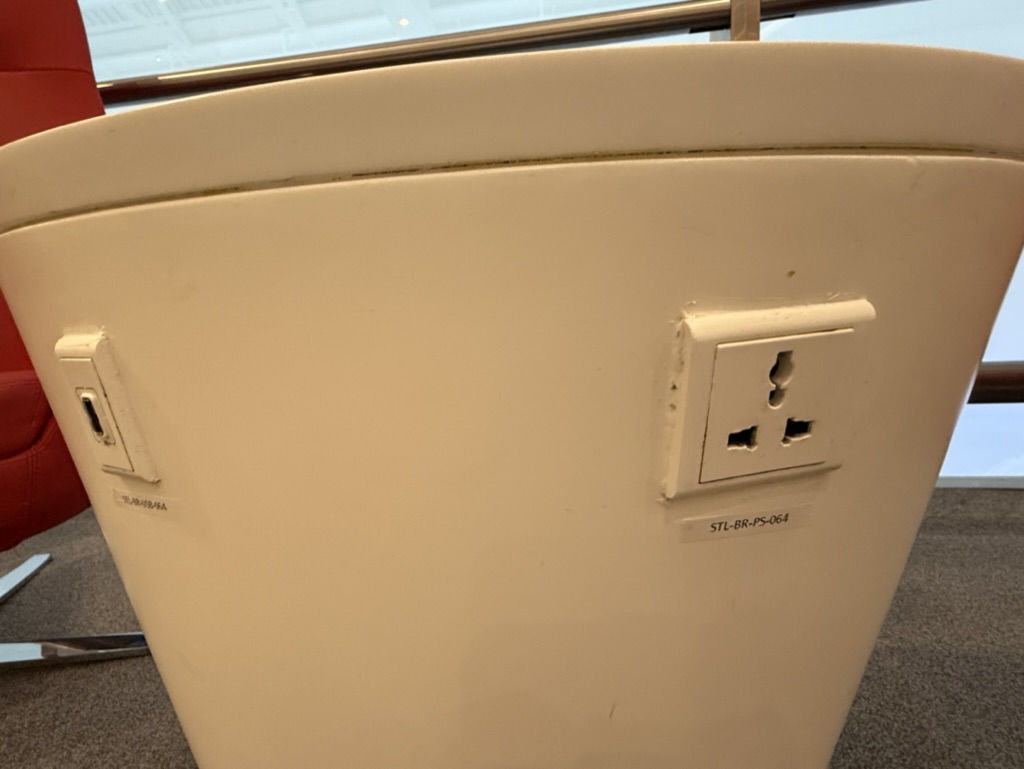 サイドテーブルに備え付けられたコンセントプラグ