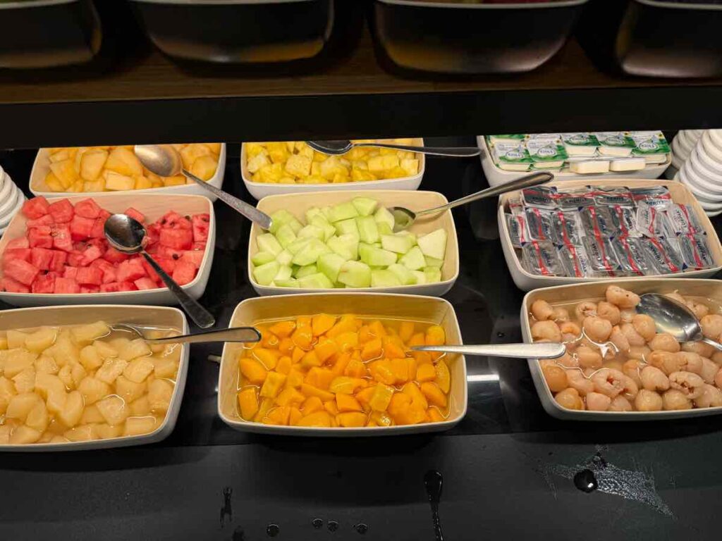 スイカやメロン、パイナップルなどの色とりどりのフルーツ