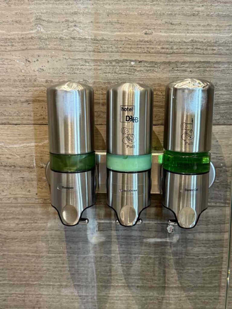ラウンジ内のシャワー室にある備え付けのシャンプー、リンスとボディソープ