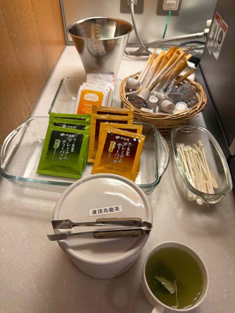 飲み物カウンターにある緑茶やウーロン茶、紅茶のティーバック