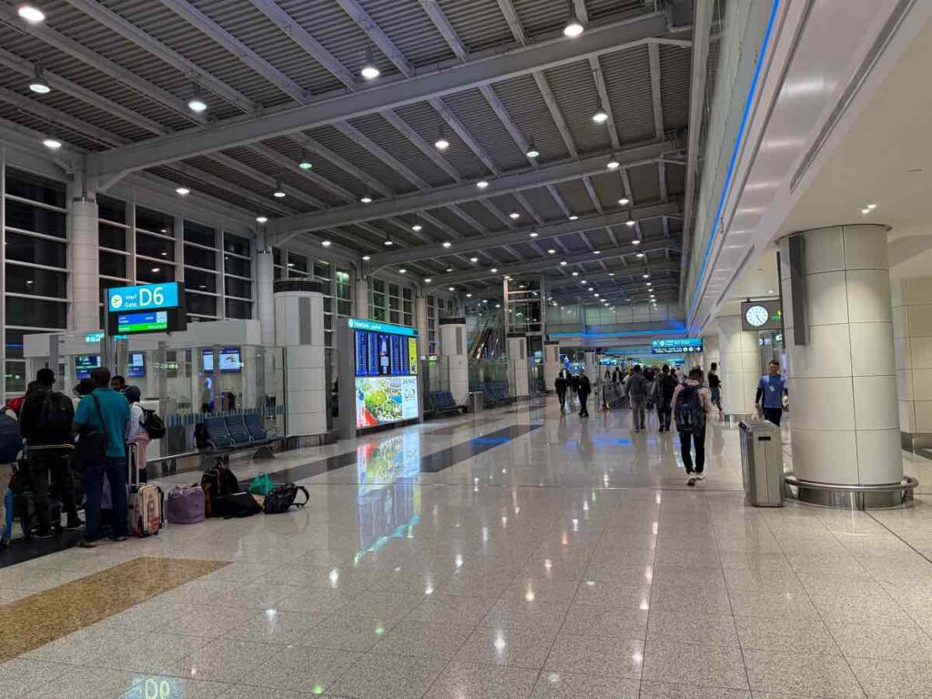 搭乗ゲートが並ぶbドバイ空港第一ターミナル