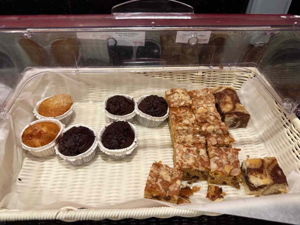 焼き菓子やサンドイッチがたくさん並んだマルハバラウンジのブッフェカウンター