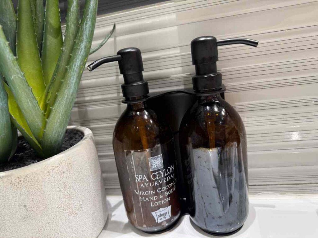 スパセイロンのハンドソープとハンドローションの入ったボトル