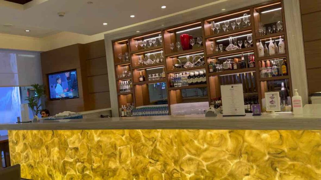 Ahlan Business Class Loungeの美しいカウンターバー