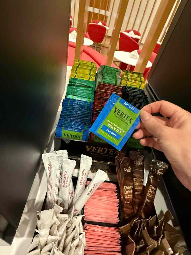 何種類かの紅茶バッグと砂糖が入ったボックス