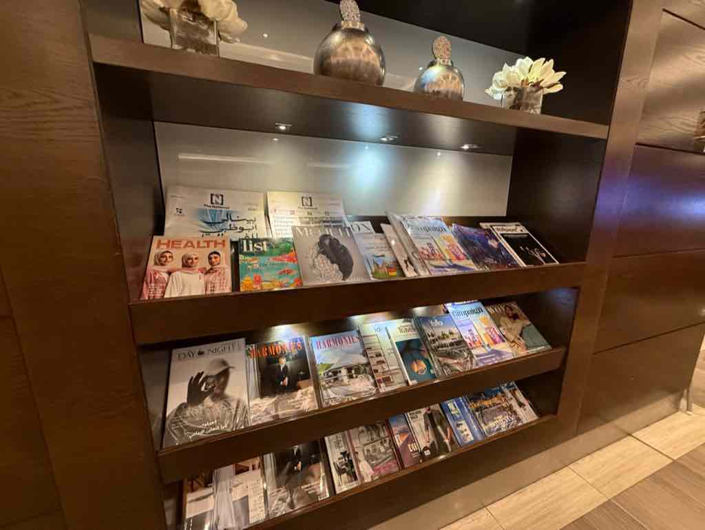 本棚におしゃれなファッション雑誌がならんでいる