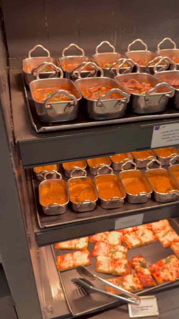 美味しそうなトマトソースで煮込んだチキンのトマトフリカッセ