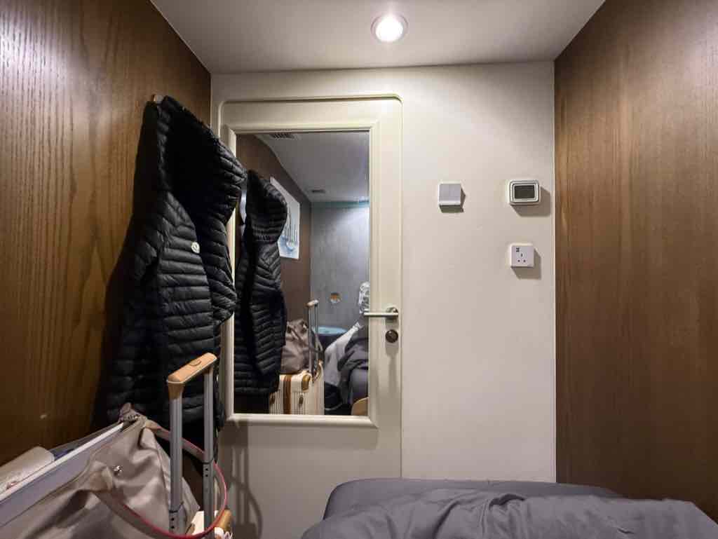 sleep 'n flyの個室 ドアには姿見もついている