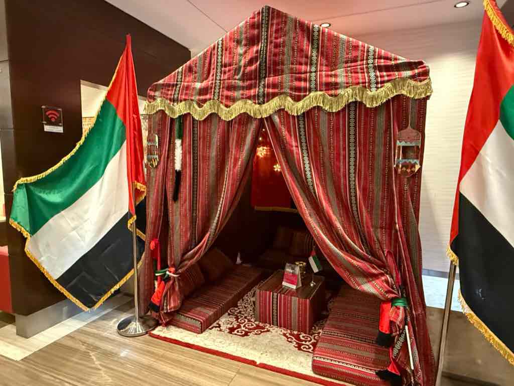 赤いカラフルなベドウィンテントとドバイの国旗