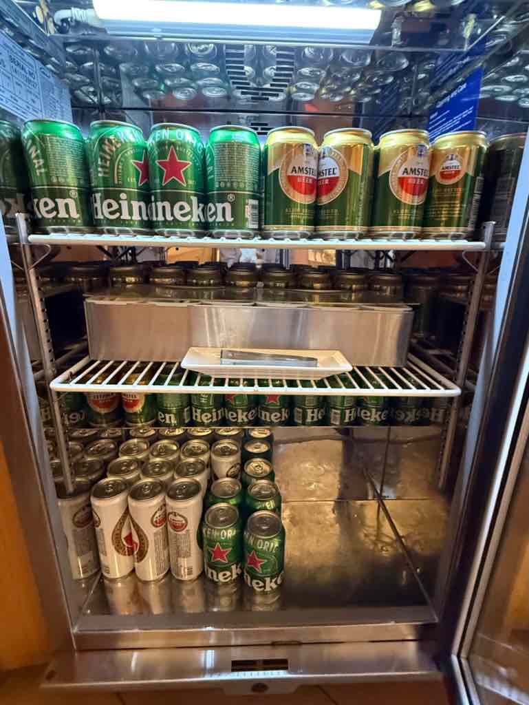 冷蔵庫の中のハイネケンなど何種類かのビール缶