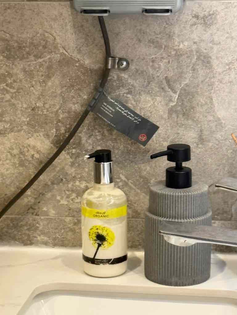 スカイチームラウンジ内のシャワールームにあるオーガニックソープのボトル