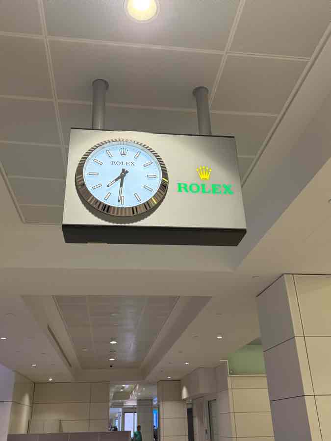 ドバイ空港内のローレックスの置き時計