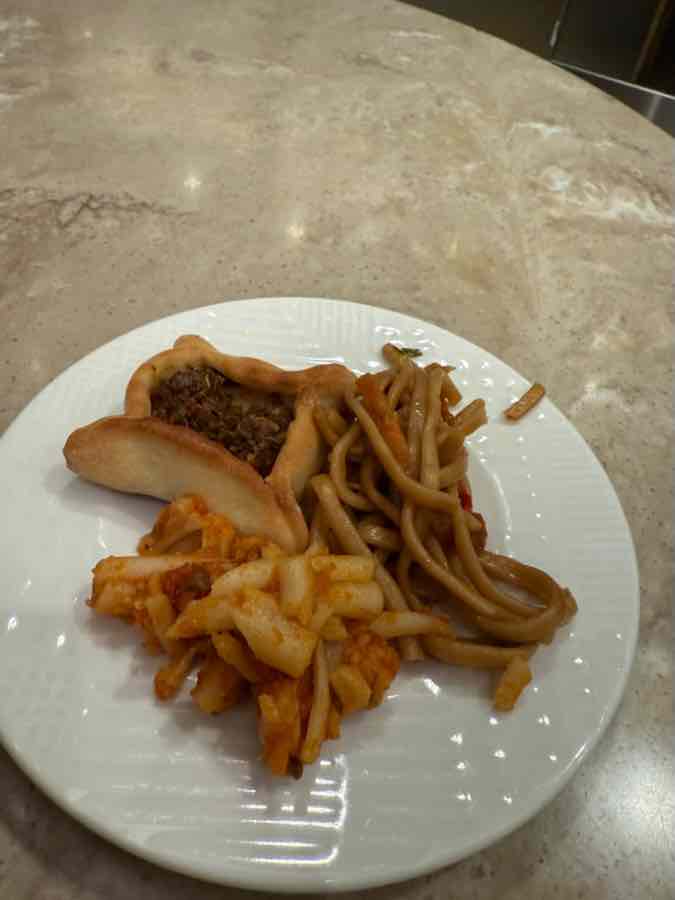 焼きそばとミートキッシュ、トマトパスタ