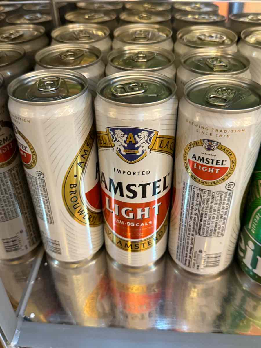 冷蔵庫の中の缶ビール